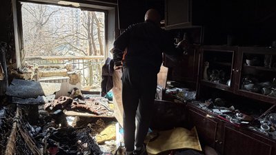 Чоловік у пошкодженій квартирі через атаку РФ на Одесу, 28 березня 2026 року