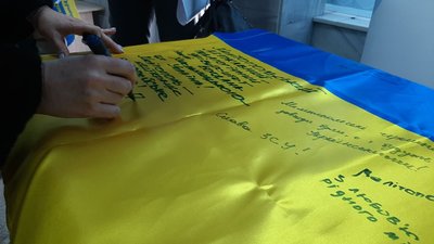 "Прапор соборності": мелітопольці об'єднуються, аби підтримати рідне місто "Прапор соборності": мелітопольці об'єднуються, аби підтримати рідне місто