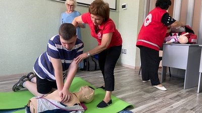 У Полтаві люди з інвалідністю вчаться зупиняти кровотечі та реанімувати У Полтаві люди з інвалідністю вчаться зупиняти кровотечі та реанімувати
