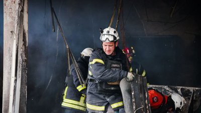 Рятувальник розбирає завали у Нововодолазькій громаді на Харківщині 