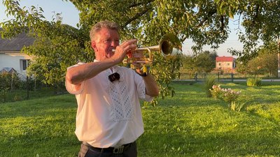 грає на трубі, спів у центрі