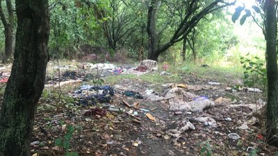 Мешканка багатоповерхівки у Сумах скаржиться на занедбану територію біля будинку