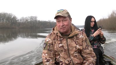 "Дорога життя" через Десну: як чернігівські волонтери на човнах доставляли речі та евакуйовували людей під обстрілами "Дорога життя" через Десну: як чернігівські волонтери на човнах доставляли речі та евакуйовували людей під обстрілами