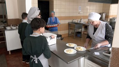 "І в другій годині ночі приходили": як в умовах відключень світла кухарі готують сніданки та обіди для школярів Луцька "І в другій годині ночі приходили": як в умовах відключень світла кухарі готують сніданки та обіди для школярів Луцька