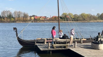 Дракар на воді на Оствиці в Рівному, 30 березня