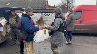 Волонтери Чернігівщини відвезли до Бахмута п'ять бусів з гуманітарним вантажем Волонтери Чернігівщини відвезли до Бахмута п'ять бусів з гуманітарним вантажем