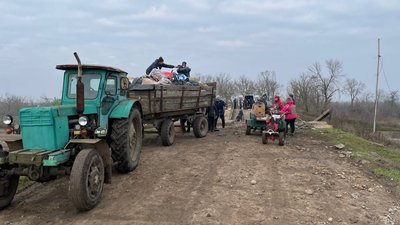 Через підірваний міст. Волонтери передали гуманітарку допомогу селу на Миколаївщині