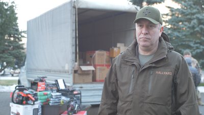 Генератори, бензопили та медпрепарати: черкащани передали допомогу на фронт