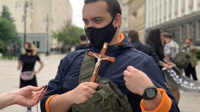 "Дави, щоб не тиснули на тебе": під ОПУ мітингують представники ЛГБТ "Дави, щоб не тиснули на тебе": під ОПУ мітингують представники ЛГБТ