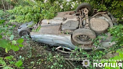 На Полтавщині автомобіль з'їхав у кювет та перекинувся