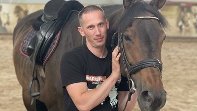 Іван Волощук поруч із конем на реабілітації