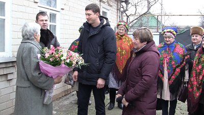 Балабинці привітали з 80-річним ювілеєм вчительку української мови та літератури