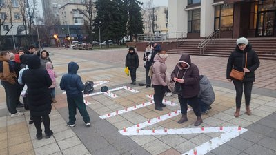 Річниця трагедії: біля черкаського драмтеатру згадали бомбардування в Маріуполі Річниця трагедії: біля черкаського драмтеатру згадали бомбардування в Маріуполі