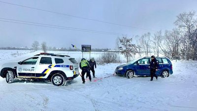 Снігопад на Франківщині: рятувальники та поліцейські допомагають витягувати автівки зі снігових заметів
