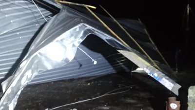 В Андріяшівці на Сумщині вітер зірвав дах будинку, який повалив електроопору на дорогу В Андріяшівці на Сумщині вітер зірвав дах будинку, який повалив електроопору на дорогу