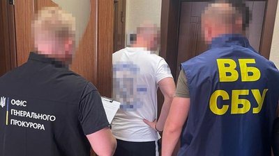 Правоохоронці під час оголошення підозри заступнику ОВА