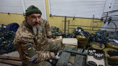 Український військовослужбовець з позивним “Отаман” готує мінні загородження для стримування російських військ на південно-східних околицях Харкова, 24 березня 2022 року Український військовослужбовець з позивним “Отаман” готує мінні загородження для стримування російських військ на південно-східних околицях Харкова, 24 березня 2022 року