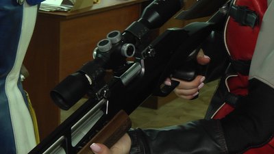 Вага гвинтівки для кульової стрільби - 5 кілограмів. Вага гвинтівки для кульової стрільби - 5 кілограмів.