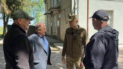 "Не можемо зрозуміти, де чоловіки". В селі Степанівка Сумського району вручали повістки "Не можемо зрозуміти, де чоловіки". В селі Степанівка Сумського району вручали повістки