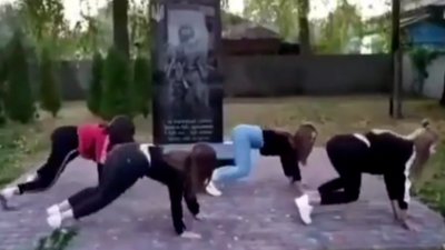 У Талалаївці склали протокол на школярок, що танцювали тверк біля меморіалу загиблим в АТО