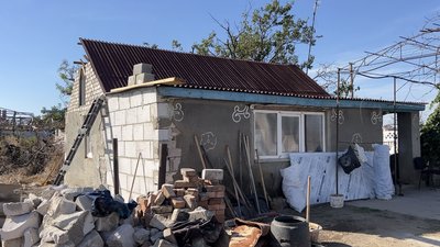 "Нічого у нас не залишилося". Як жителі села на Миколаївщині відновлюють власні будинки