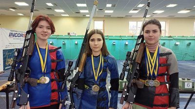Стрільці з Хмельниччини завоювали друге загальнокомандне місце на чемпіонаті України. Фото: ХОДА Стрільці з Хмельниччини завоювали друге загальнокомандне місце на чемпіонаті України. Фото: ХОДА