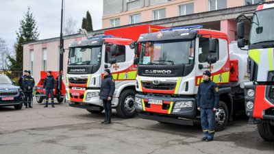 Житомирські рятувальники показали техніку, яка працює на ліквідації наслідків ракетних обстрілів армією РФ