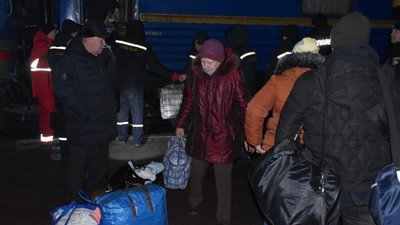 Евакуація із прифронтових районів: на Житомирщину прибув черговий потяг із переселенцями Евакуація із прифронтових районів: на Житомирщину прибув черговий потяг із переселенцями