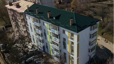 У Макарові відбудували частину знищеної росіянами 5-поверхівки по вул. Проектна, 10