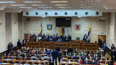 Бійка, штурханина та зламані двері: як проходить друга сесія Одеської обласної ради