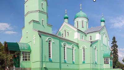 У селах на Тернопільщині священники освячують великодні кошики біля воріт У селах на Тернопільщині священники освячують великодні кошики біля воріт