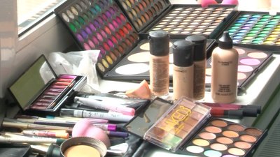 Сиві та красиві: у Черкасах пенсіонерам робили зачіски та макіяж Сиві та красиві: у Черкасах пенсіонерам робили зачіски та макіяж