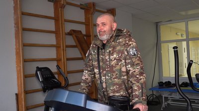 військовий у центрі реабілітації