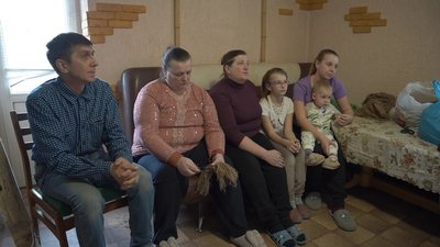 "Війна торкнулася нас дуже близько": кікімори для снайперів плете багатодітна родина з Вінниччини "Війна торкнулася нас дуже близько": кікімори для снайперів плете багатодітна родина з Вінниччини