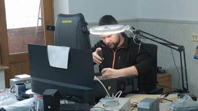 На Прикарпатті військові та волонтери збирають РЕБи На Прикарпатті військові та волонтери збирають РЕБи