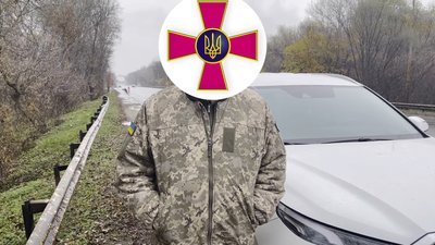 Військовослужбовець частини ЗСУ, яка користується позашляховиком Військовослужбовець частини ЗСУ, яка користується позашляховиком