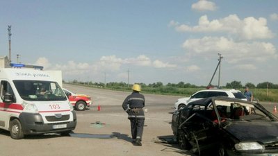 ДТП на Херсонщині: пасажира автівки затисло в машині ДТП на Херсонщині: пасажира автівки затисло в машині