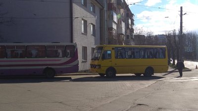 На Львівщині курсують спецрейси, які доставляють на роботу медиків