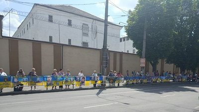 На щотижневу акцію прийшли рідні полонених та безвісти зниклих