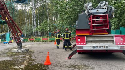 Рятувальники в парку Рятувальники в парку