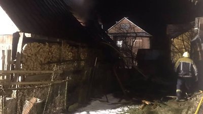 На Закарпатті гасили пожежі на чотирьох приватних господарствах На Закарпатті гасили пожежі на чотирьох приватних господарствах
