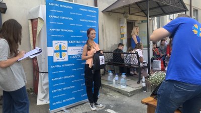 У Тернополі діти отримали від "Карітасу" шкільні портфелики У Тернополі діти отримали від "Карітасу" шкільні портфелики