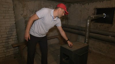Іван Мовчан показує, як користуватися буржуйкою Іван Мовчан показує, як користуватися буржуйкою