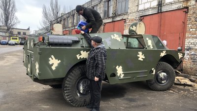 Одеські автомеханіки відремонтували броньовану машину для ВМС