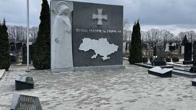 У Кременчуці оновили стелу Меморіального сектору почесних поховань захисників України