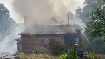 У передмісті Чернігова горить банно-оздоровчий комплекс У передмісті Чернігова горить банно-оздоровчий комплекс
