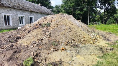 У селі на Волині призупинили земельні роботи через знайдену старовинну цеглу. Що відомо