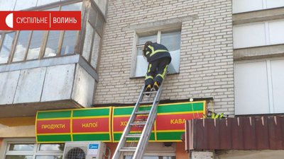 "Впала і не могла підвестись". У Луцьку врятували пенсіонерку, яка зачинилася у квартирі