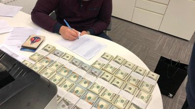 На Одещині керівника порту затримали на хабарі в чверть мільйона доларів На Одещині керівника порту затримали на хабарі в чверть мільйона доларів