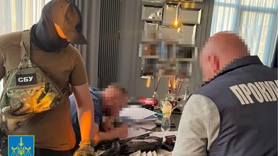 Слідчі СБУ та працівники прокуратури документують знахідки Слідчі СБУ та працівники прокуратури документують знахідки